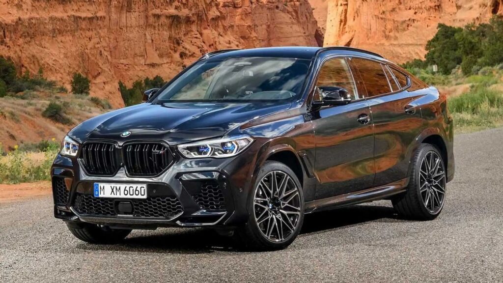 BMW X6 preta na diagonal.