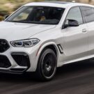 BMW X6branca na estrada.