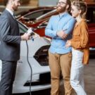 3 pessoa conversando sobre os carros elétricos.