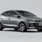 Hyundai HB20 cinza na diagonal em um fundo branco.