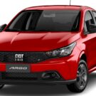 Fiat Argo vermelho no fundo branco.