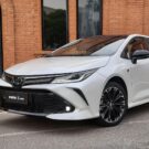 Toyota Corolla branco.