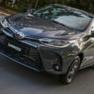 Toyota Yaris cinza escuro na estrada.