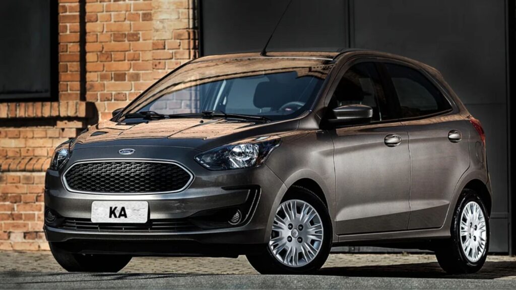 Ford Ka 1.0 SE 2018 cinza escuro na diagonal.