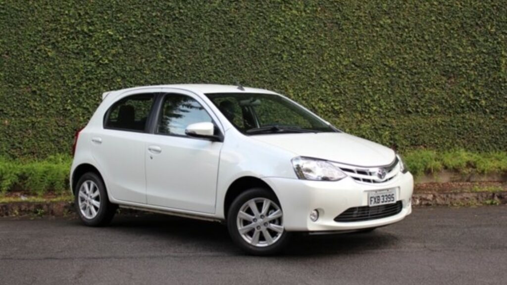 Toyota Etios 1.5 XLS branco parado na diagonal.