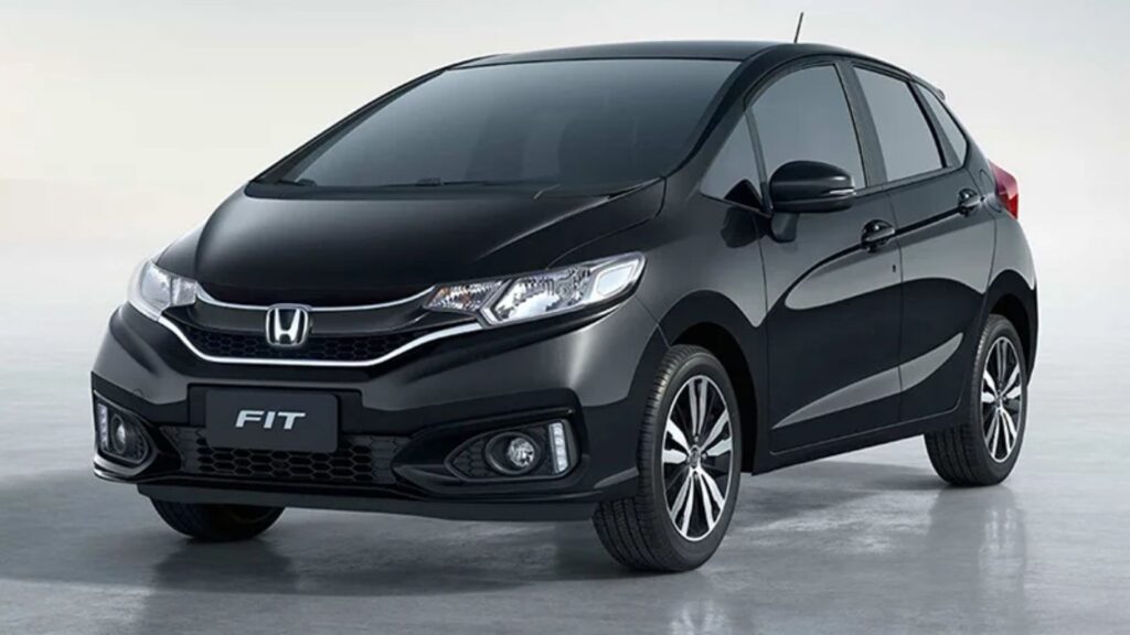 Honda Fit 1.5 EX preto no fundo claro.