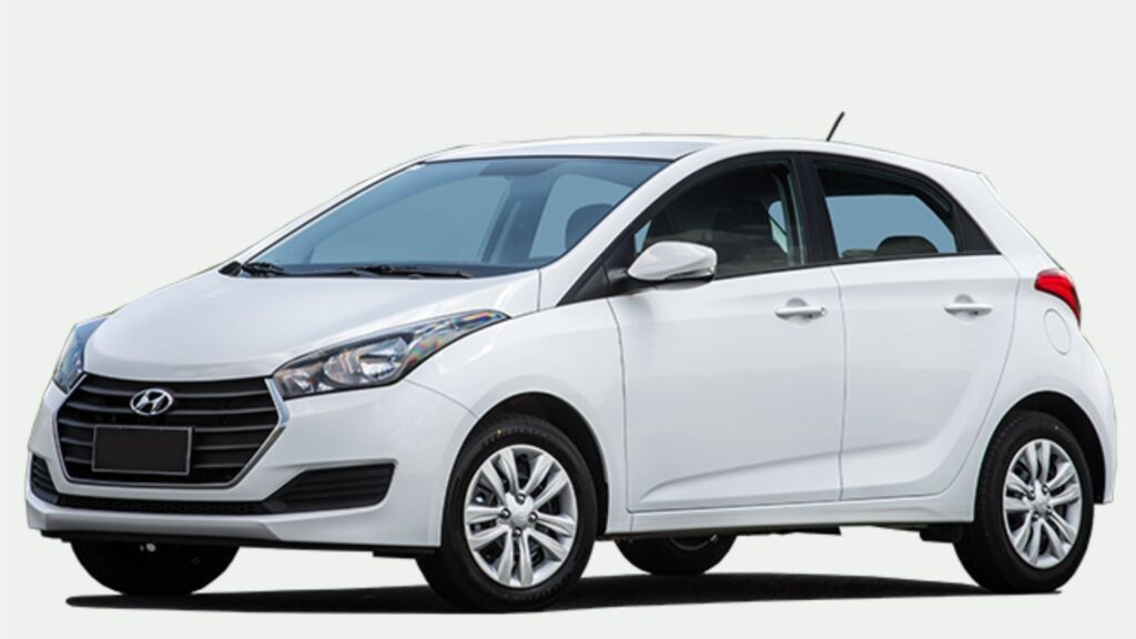 Hyundai HB20 1.0 Comfort 2018 branco parado na diagonal no fundo branco.