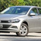 Volkswagen Polo 1.0 2018 cinza na diagonal.