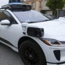 Carro Waymo do Google branco na diagonal.