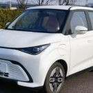 Chery QQ Duomi branco na diagonal em uma estrada.