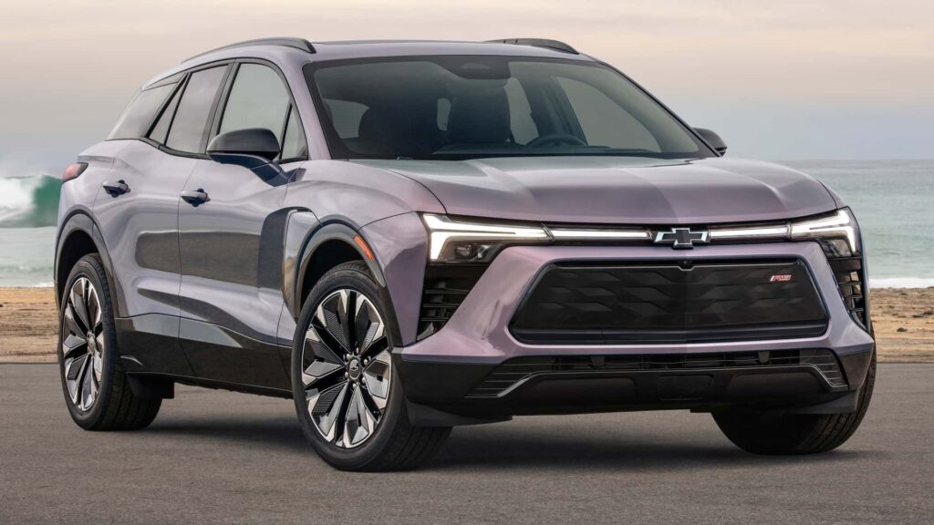 Chevrolet Blazer EV cinza na diagonal.