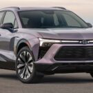 Chevrolet Blazer EV cinza na diagonal.