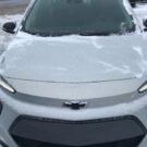 Um Chevrolet Bolt branco de frente.