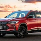 Chevrolet Tracker vermelha parada na diagonal.