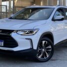 Chevrolet Tracker branca na diagonal.