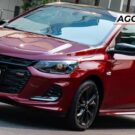 Chevrolet Onix em movimento na estrada.