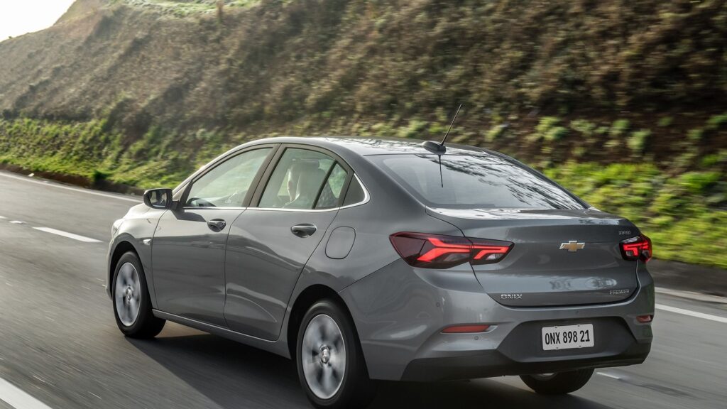 Traseira do Onix Plus LTz cinza.