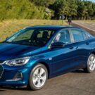 Onix Plus LTZ azul fazendo uma curva.