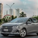 Onix Plus LTZ cinza na diagonal.