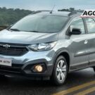 Chevrolet Spin Activ prata parado na diagonal.