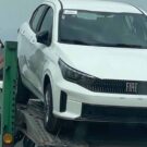 Novo Fiat Cronos 2026 branco flagrado descendo do caminhão.