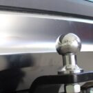 Engate de reboque de um carro cinza.