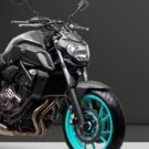 MT-07 no fundo escuro.