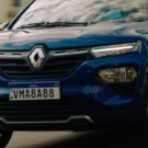 Frente do Renault Kwid azul na estrada.