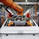 Fabrica da Audi montando um carro branco.