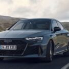 Audi RS 3 2025 cinza escuro na estrada.