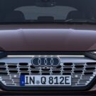 Frente de um carro da Audi vermelho bordo.