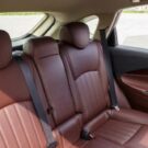 Banco traseiro de um carro.