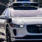 Carro Waymo autônomo do Google branco na rua.