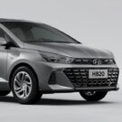 Hyundai HB20 cinza na diagonal em um fundo branco.