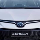 Frente de um Toyota Corolla branco.