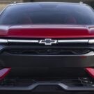 Chevrolet Blazer EV vermelha de frente.