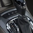 Câmbio automático com interna de carro preta com marrom.