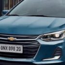 frente do Chevrolet Onix Plus azul.