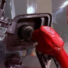 Abastecendo um caro cinza.