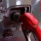 Abastecendo um caro cinza.