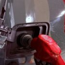 Abastecendo um caro cinza.