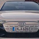 Frente do Audi A6 Sportback e-tron bege.