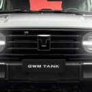 Frente do GWM Tank cinza no fundo cinza.