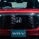 Honda WR-V vermelho de frente.