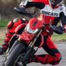 Frente da Hypermotard 698 Mono RVE vermelha.