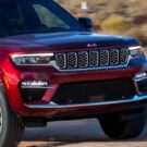 Frente do Jeep Cherokee vermelho 2024.