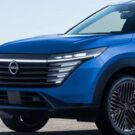 Nissan Kicks azul parado na diagonal.