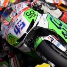 MotoGP verde com branco fazendo uma curva.