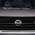 Frente do Nissan Kicks cinza com o teto vermelho.