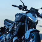 Yamaha MT-07 parada na diagonal.